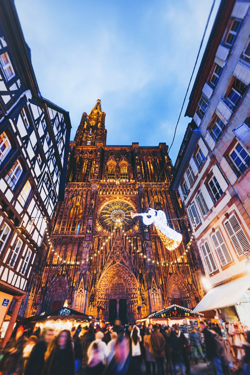 El mercadillo de Navidad se celebra a los pies de la imponente catedral de la ciudad