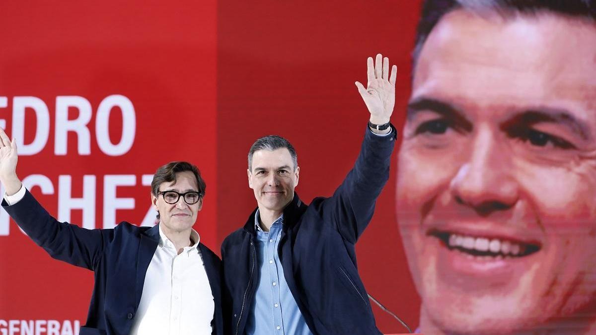 El presidente del Gobierno, Pedro Sánchez, con el líder del PSC, Salvador Illa, en un acto.