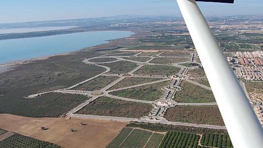 Una imagen aérea de los terrenos urbanísticos del Raso, en Guardamar, afectados por el deslinde de Costas y que como se observa casi &quot;tocan&quot; las Salinas.