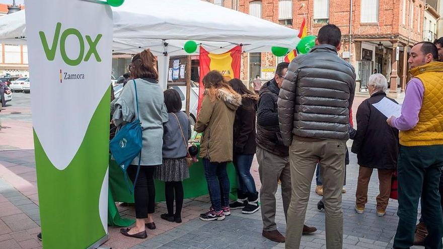 Carpa informativa de Vox en Benavente en una imagen de archivo.