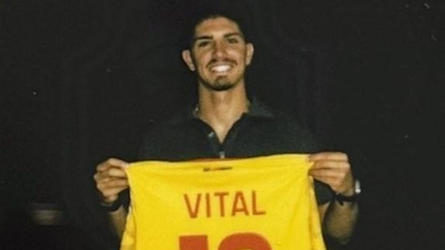 Vital posa con la camiseta del Jagiellonia Białystok