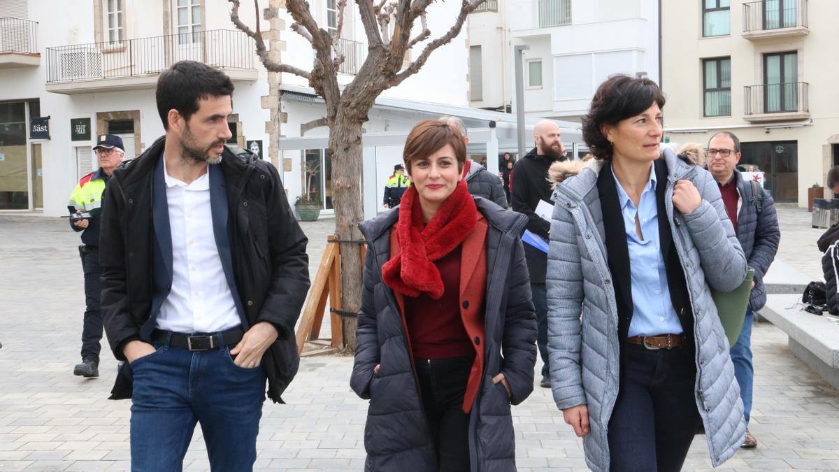 La ministra - al centre- passejant per la platja de l'Escala acompanyada de l'alcalde Josep Bofill i la regidora Marta Rodeja.