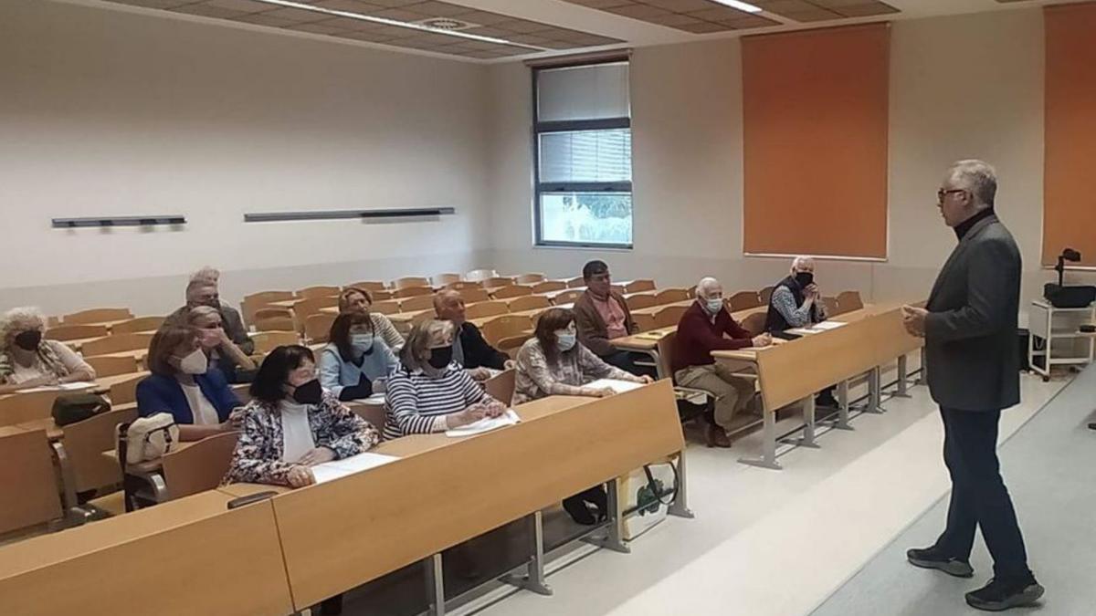 El profesor Antonio Díaz se dirige a los alumnos. | D. M.