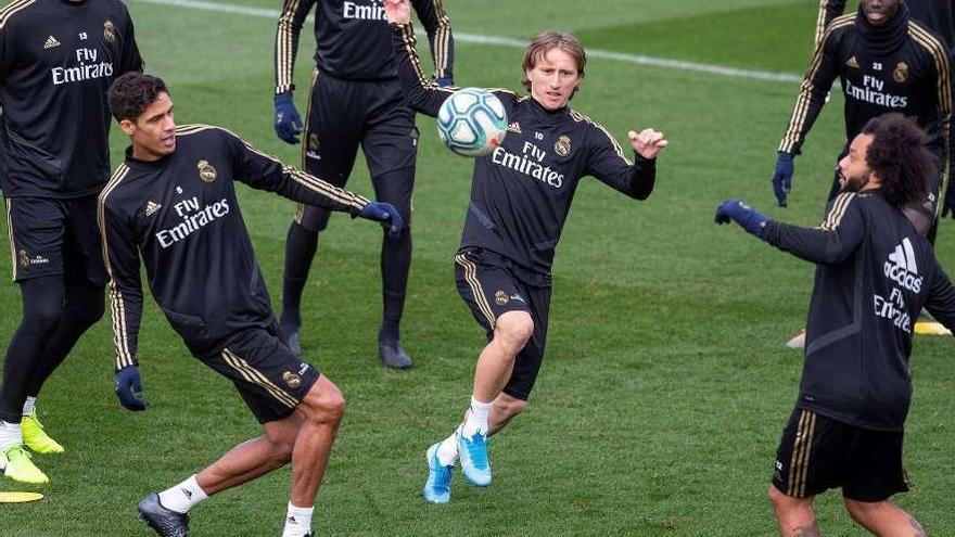 Varane, Modric y Marcelo, en primer término, ayer, en Valdebebas. // Rodrigo Jiménez