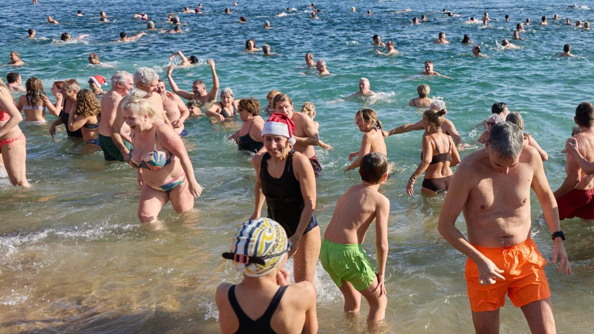 Les fotos del primer bany de l'any 2026 a Sant Feliu de Guíxols