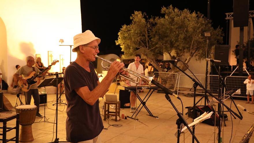 El jazz de Formentera vuelve a llenar la plaza de Sant Francesc cada sábado