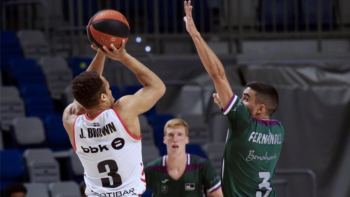 El escolta de Bilbao Basket Jaylon Brown se dispone a lanzar ante Jaime Fernández , de Unicaja
