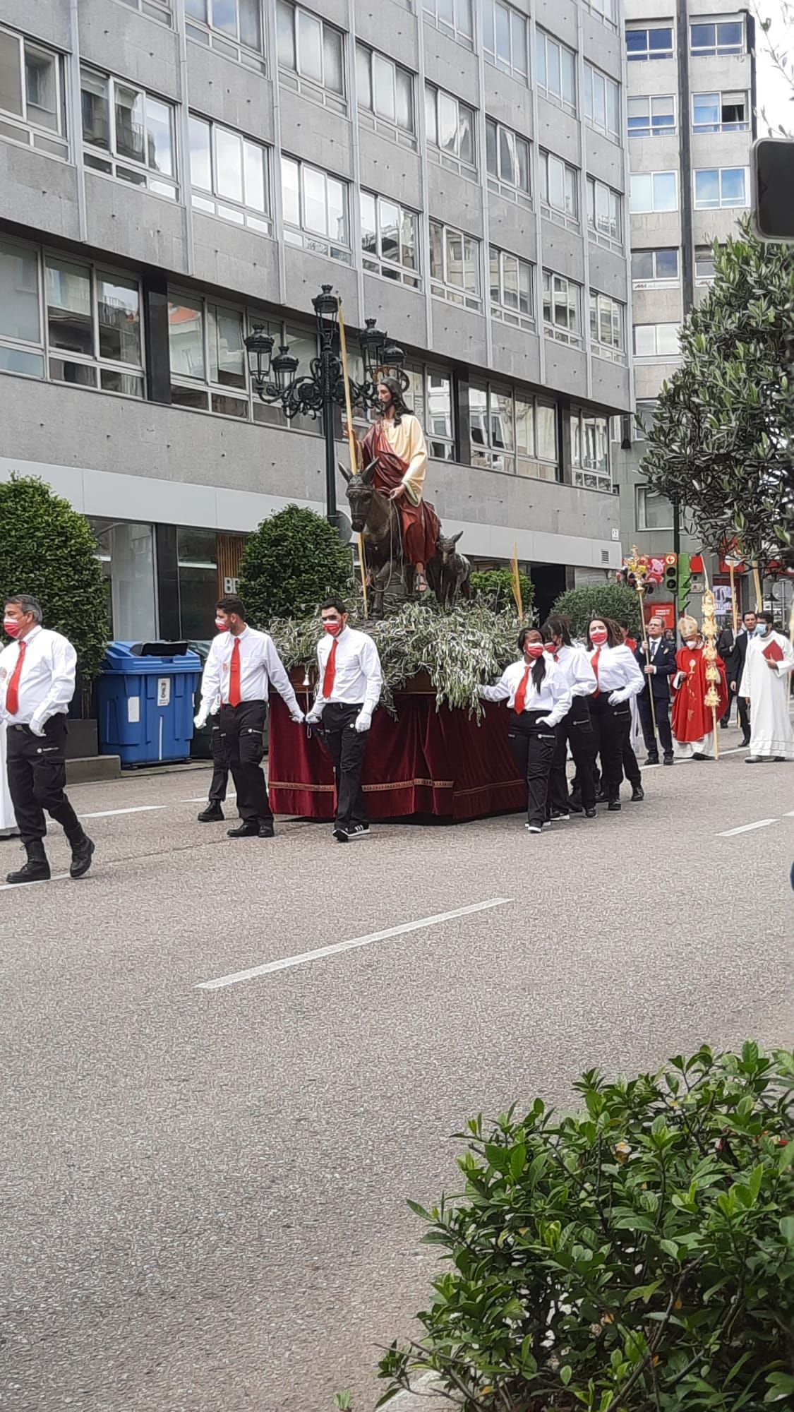 La Borriquita recorre las calles de la ciudad