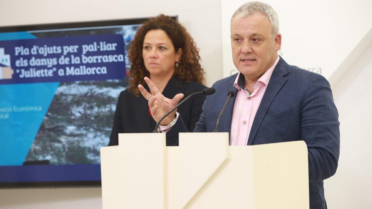 La presidenta Catalina Cladera y el conseller Jaume Alzamora durante la presentación de las ayudas urgentes.