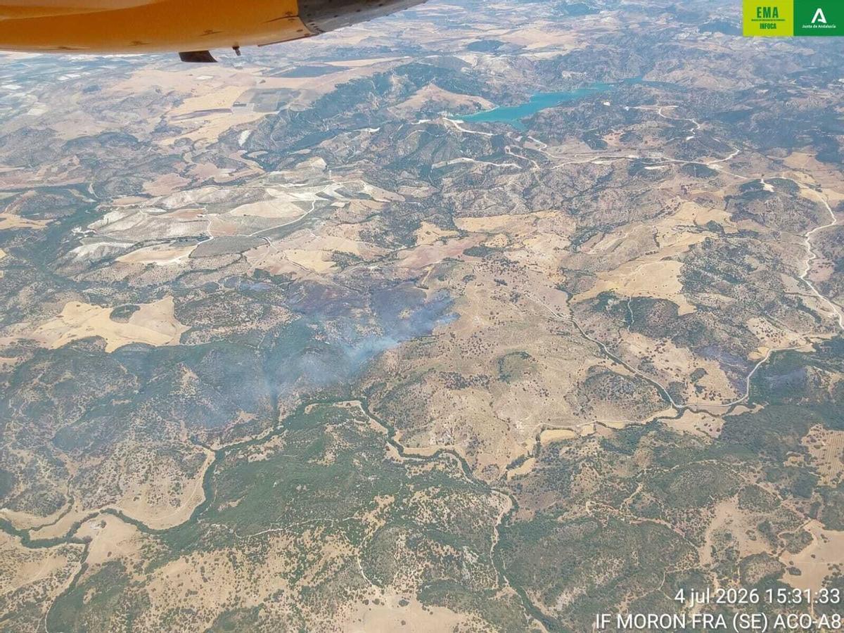 04/07/2026 Imagen aérea del incendio forestal de Morón de la Frontera (Sevilla) declarado el 4 de julio.. Efectivos del Plan Infoca trabajan para controlar un incendio forestal que se ha declarado a las 12,35 horas de este sábado en el término municipal de Morón de la Frontera (Sevilla), en el paraje La Romera, que ha movilizado a nueve medios aéreos. SOCIEDAD ANDALUCÍA ESPAÑA EUROPA SEVILLA PLAN INFOCA