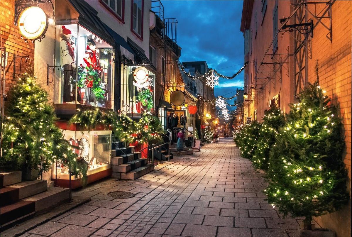 Decoración navideña en una calle de Quebec
