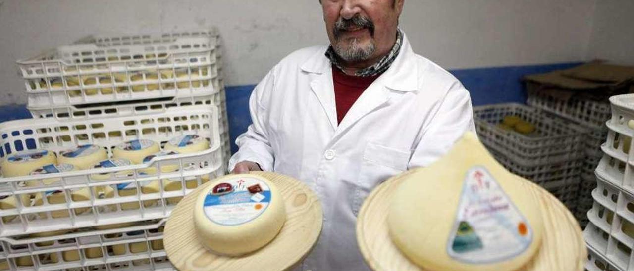 Daniel Torres posa con algunos de los quesos creados en Labrador Estradense. // Bernabé/Luismy
