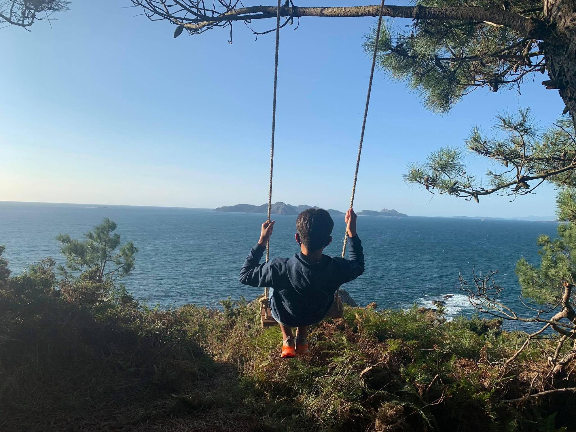 Un columpio en Monteferro con vistas a la ría de Vigo