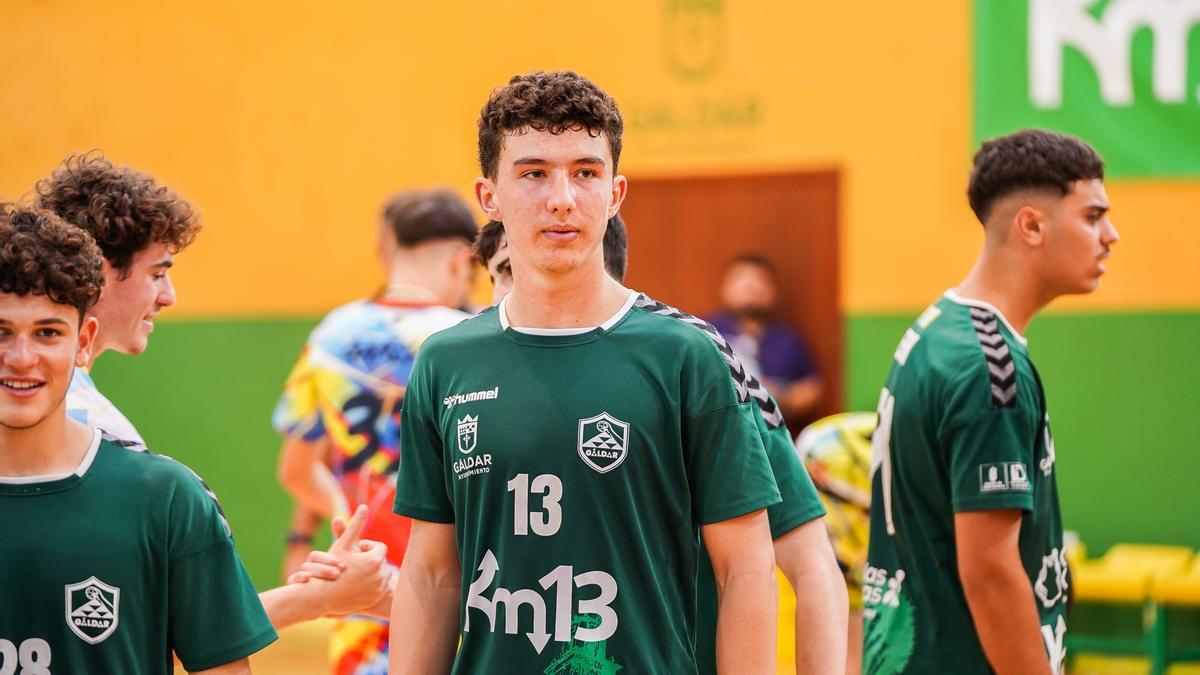 Álvaro Díaz (13), con los colores de su club, el Balonmano Gáldar.