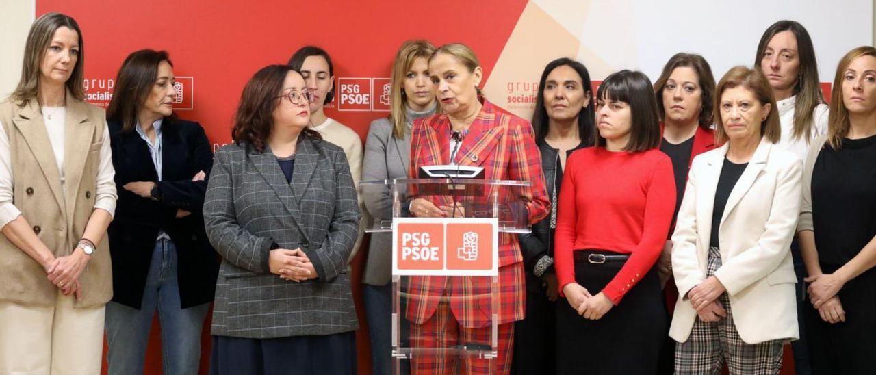 Carmela Silva, hablando junto a Iria Malvido (Dcha.) y otros cargos de PSOE, ayer en Santiago. |   // X. ÁLVAREZ