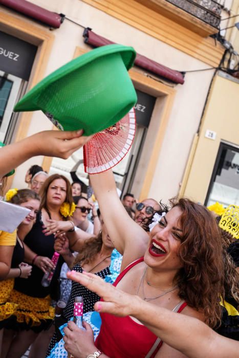 Las calles del Centro Histórico se llenan de gente en busca de diversión hasta que llegue la hora de irse al Real. La portada, la recién inaugurada peatonalización de la Alameda, las calles aledañas a Marqués de Larios y, cómo no, la plaza de la Constitución, son los puntos clave de una fiesta que no ha hecho si no comenzar.