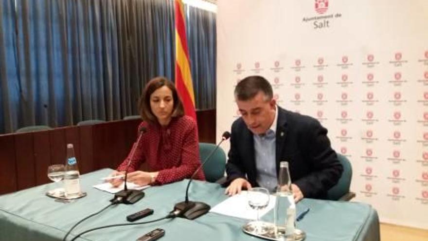 Iolanda Pineda i Jordi Viñas, ahir, presentant l&#039;acord.