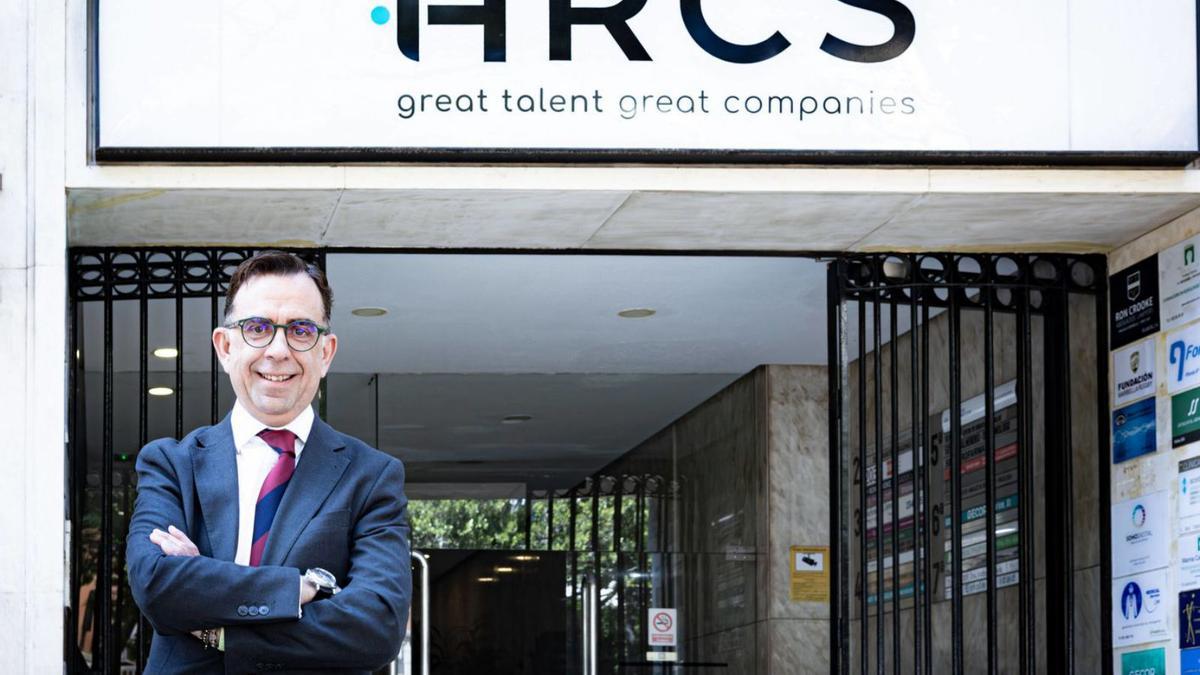 Miguel Ángel Romero, CEO de la consultora HRCS, delante de su nueva sede en la Alameda Principal.