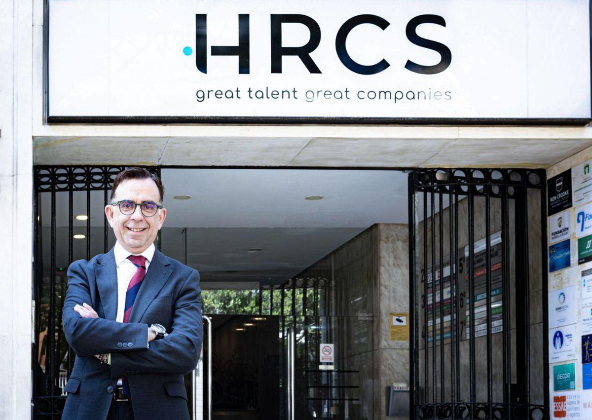 Miguel Ángel Romero, CEO de la consultora HRCS, delante de su nueva sede en la Alameda Principal. | EMILIANO TÉLLEZ