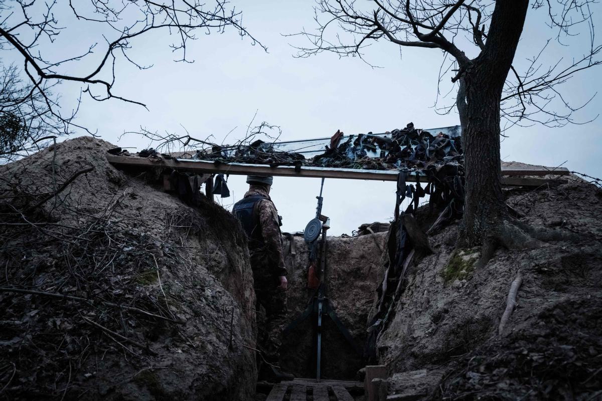 80 voluntarios civiles ucranianos se turnan día y noche para vigilar las amenazas de los drones explosivos Shahed de fabricación iraní lanzados por los rusos, cerca de Kiev .