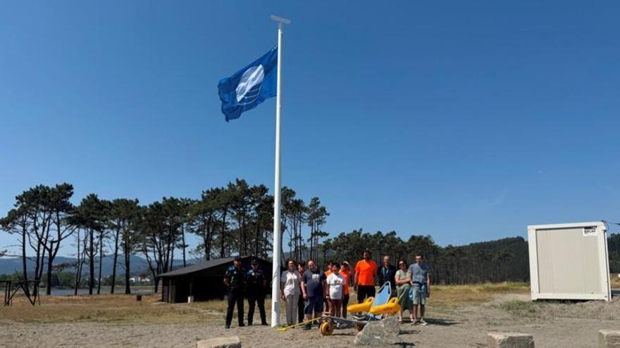 Diez cajas nido y dos banderas azules: Navia celebra una jornada histórica