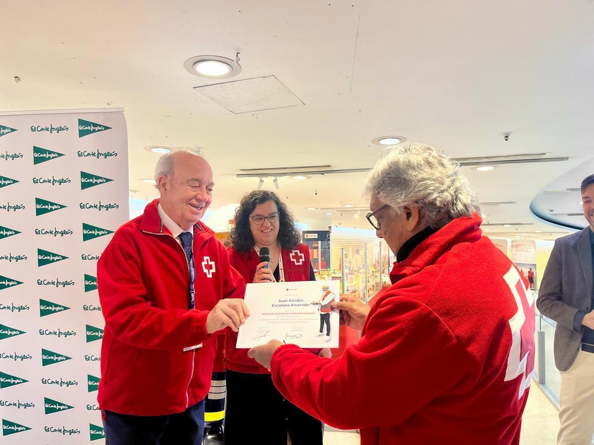 El presidente de Cruz Roja de Elche, Antonio Ramón Guilabert, otorga diploma al colaborador Juan Arcides.