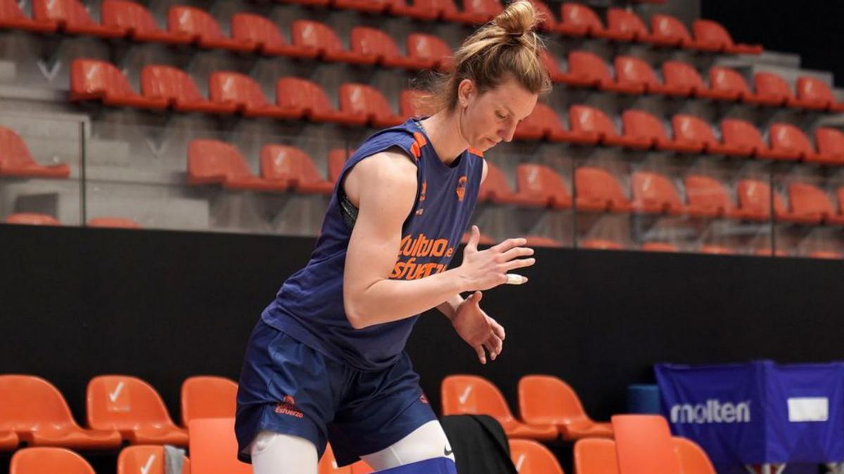 La murciana Laura Gil durante un entrenamiento.  | PRENSA VALENCIA BASKET