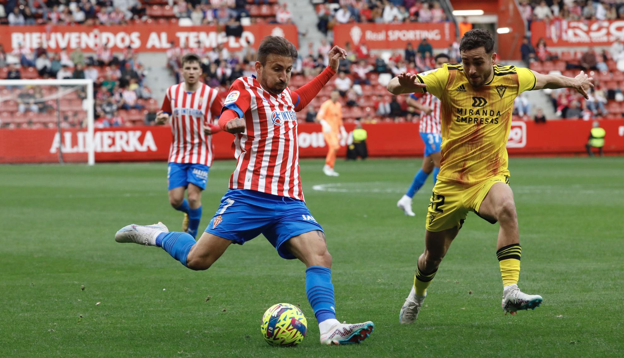 En imágenes: Así fue el partido entre Sporting y Mirandés en El Molinón