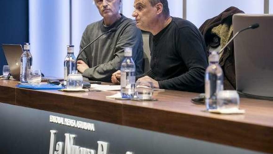 De izquierda a derecha, Julio Rodríguez y Hans Peter van den Broek, ayer, en el Club Prensa Asturiana.