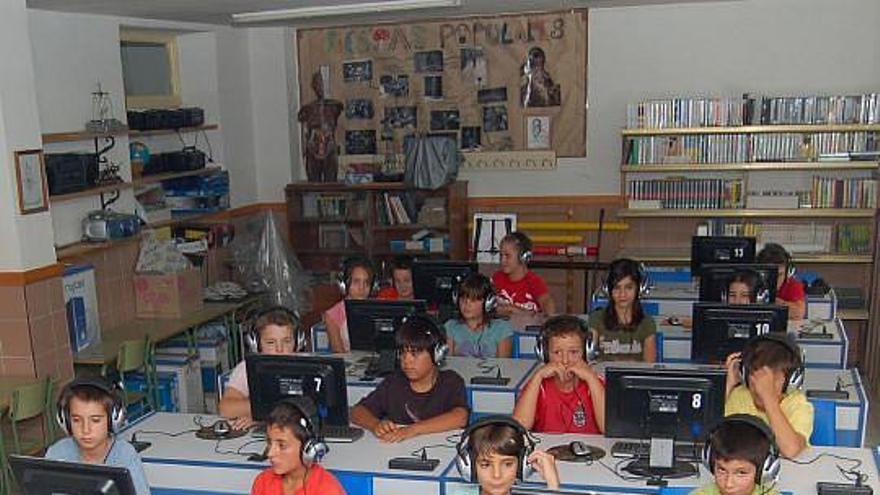 Alumnos zamoranos trabajando en clase con ordenadores fijos.