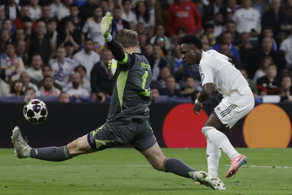 Vinicius, ante Neuer, durante el Real Madrid - Bayern.