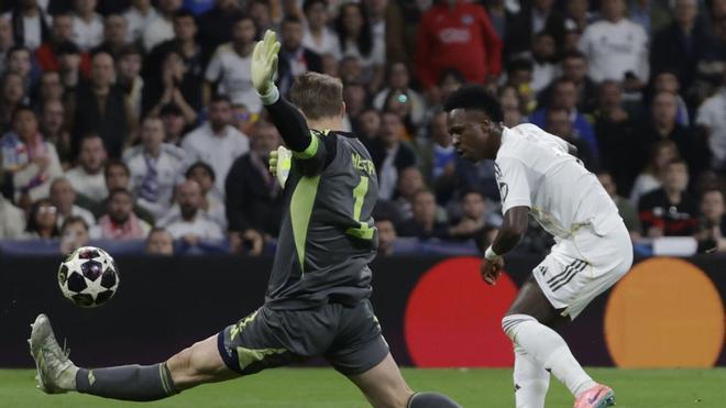 Vinicius, ante Neuer, durante el Real Madrid - Bayern.