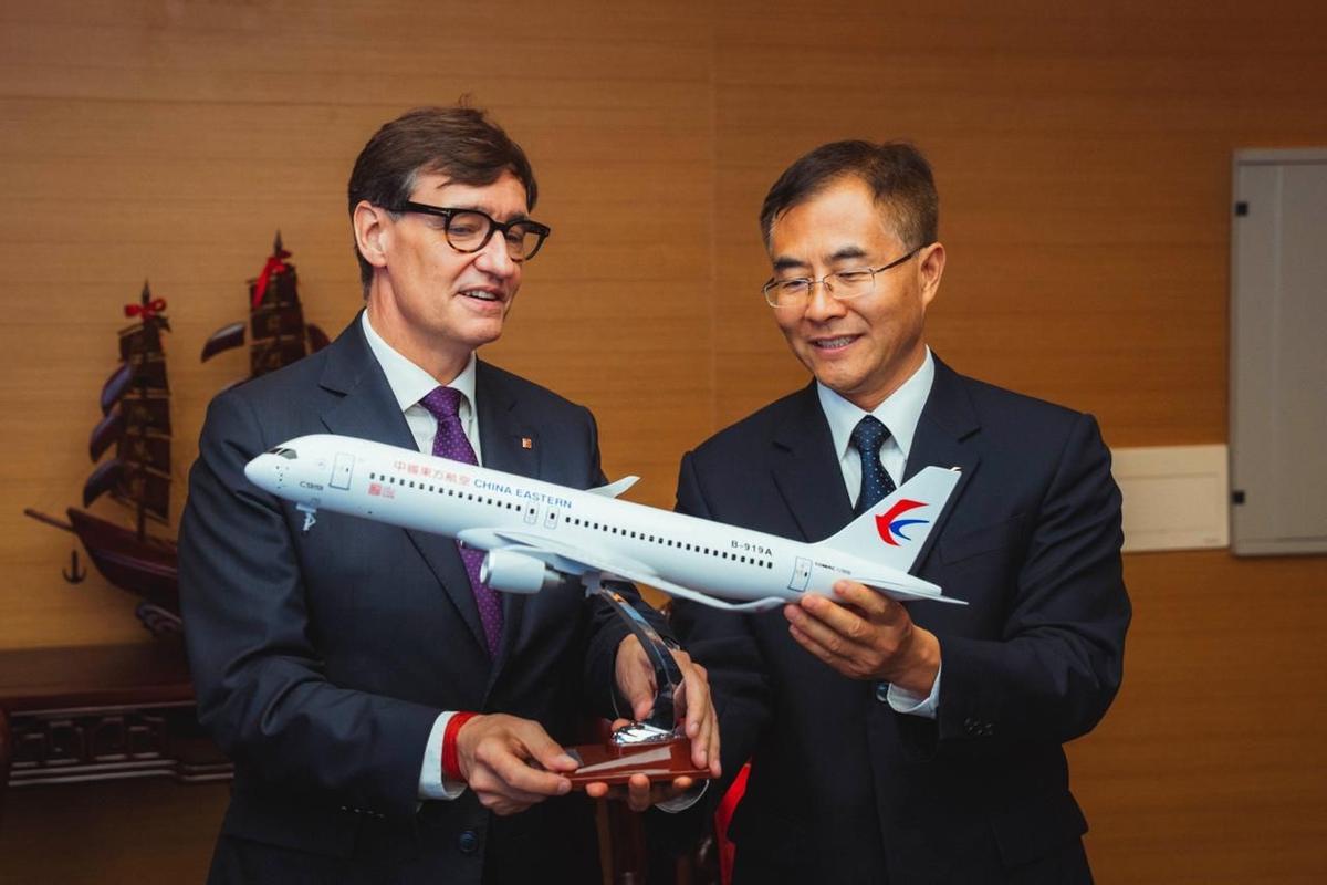 El president, Salvador Illa, con el vicepresidente ejecutivo de China Eastern, Wan Qingchao.