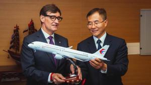 El president, Salvador Illa, con el vicepresidente ejecutivo de China Eastern, Wan Qingchao.