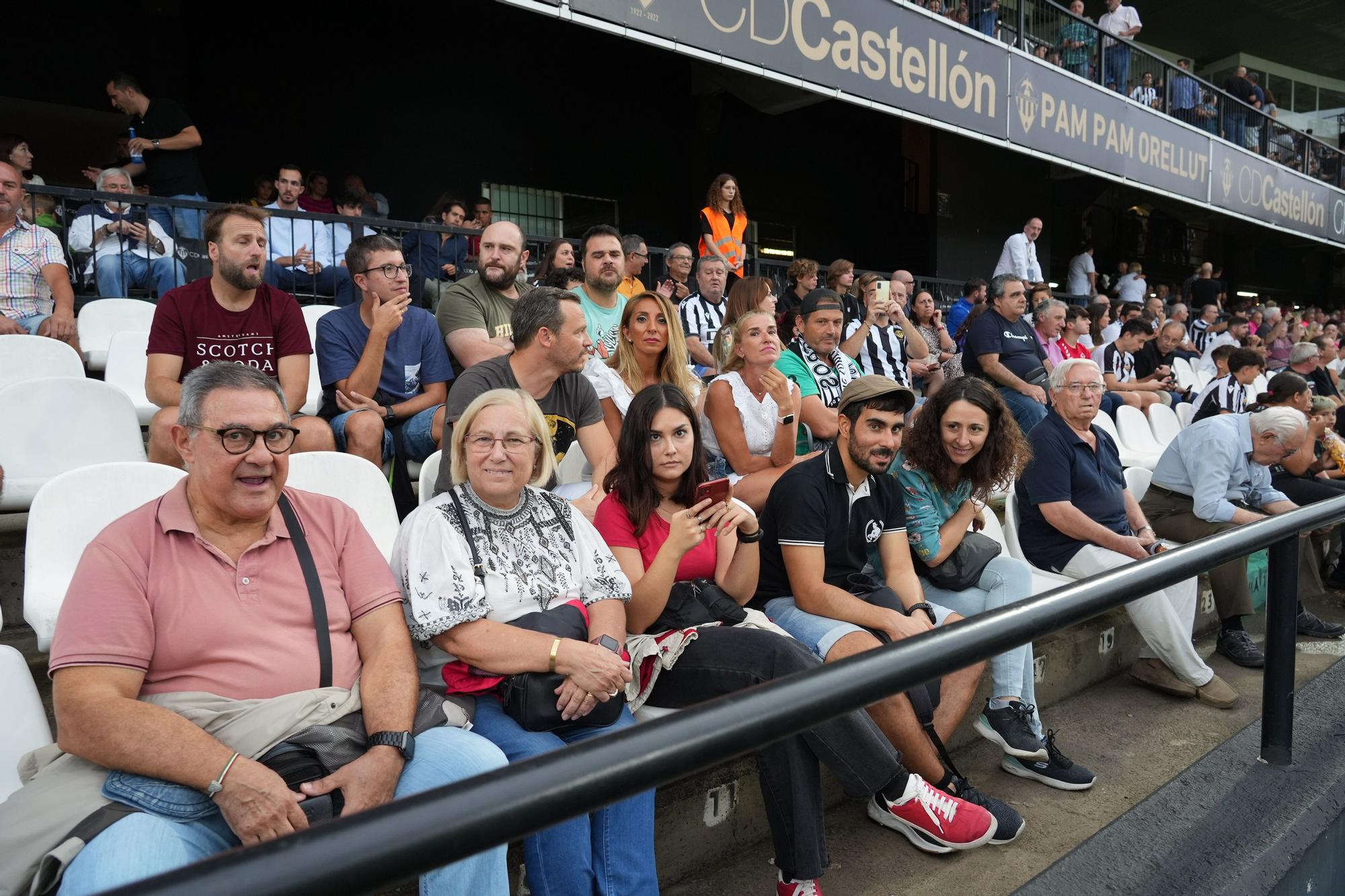 Galería: La afición albinegra disfruta en Castalia de la victoria del CD Castellón