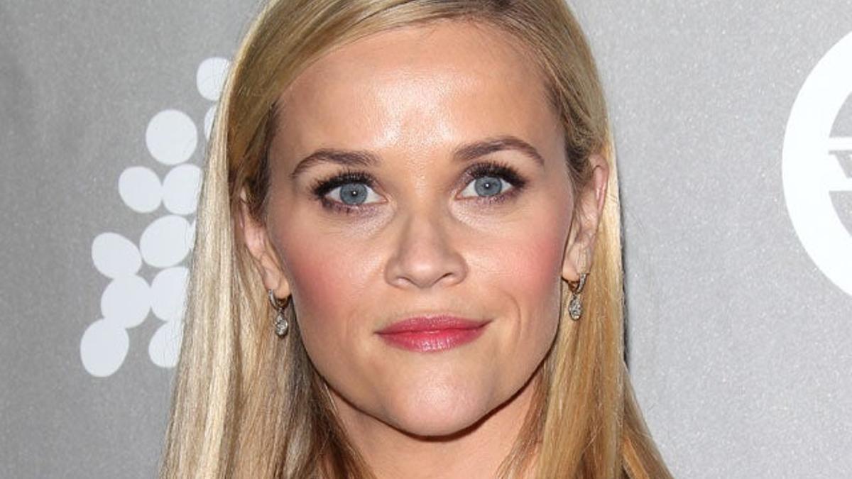 Reese Witherspoon, con un sutil toque rojo