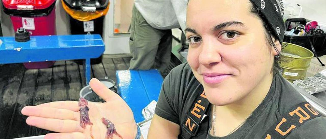 Cristina García con dos calamares fresa, sacados de un punto a mil metros de profundidad.  |   MARLEY PARKER / JULIA COX (FOTOS CEDIDAS A LNE POR CRISTINA GARCÍA).