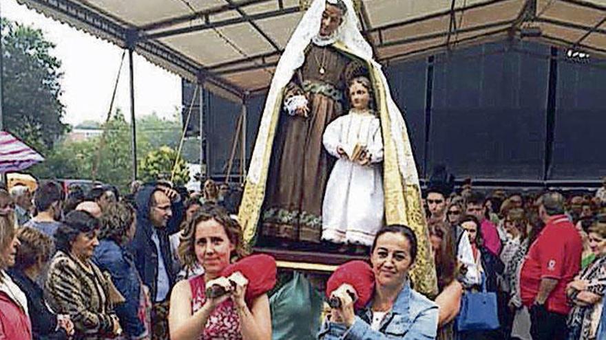 Procesión de 2015, cuando por primera vez cuatro madres portaron a la santa.