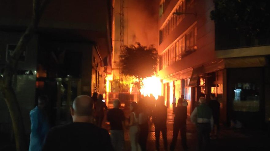 Incendio en un edificio cerca de Las Canteras