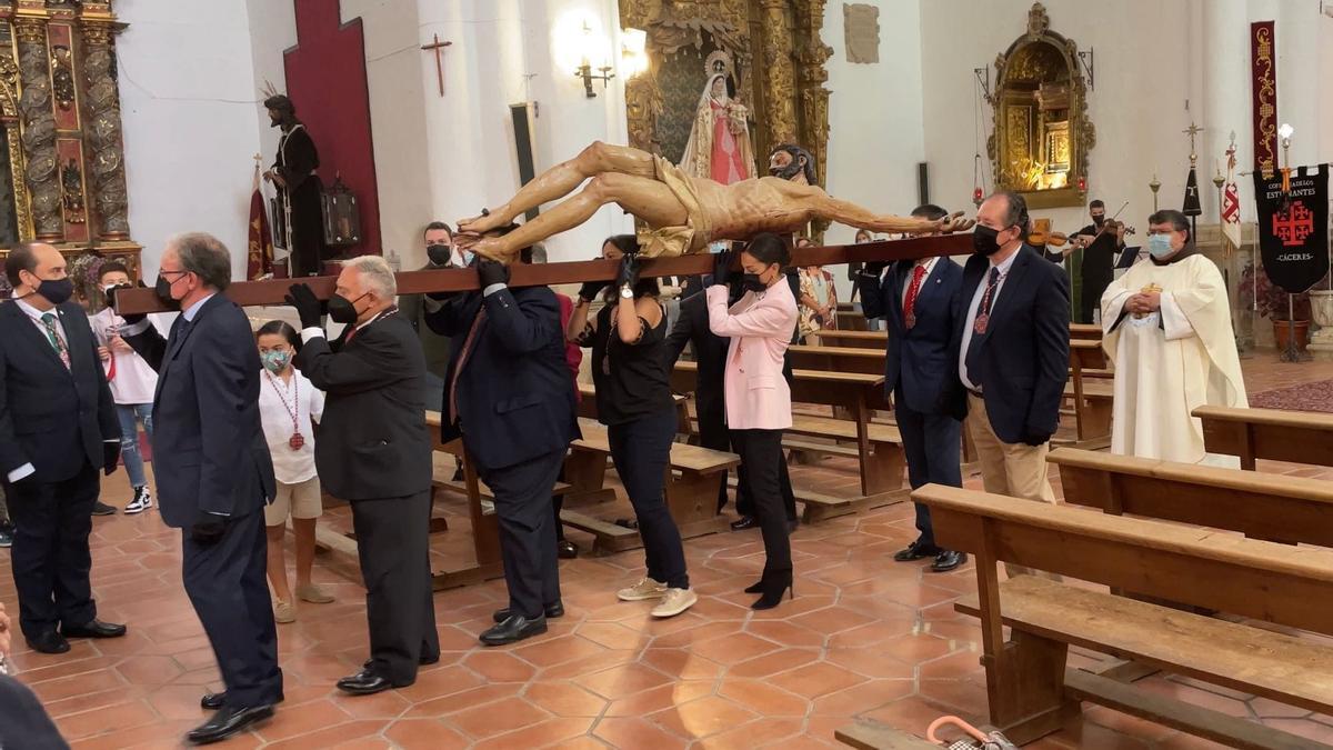 La cofradía de los Estudiantes conduce al altar al Cristo del Calvario (siglo XV, escuela de Gregorio Fernández), tras su restauración.