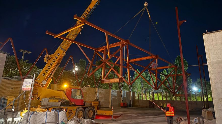 Figueres instal·la la coberta de la pista poliesportiva annexa al pavelló Rafel Mora