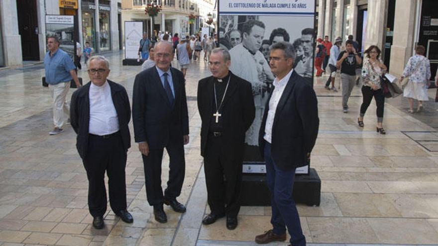 El obispo de Málaga, Jesús Catalá, ayer en a inauguración de la muestra junto a Gabriel Leal, el alcalde, Francisco de la Torre, y Patricio Fuentes.