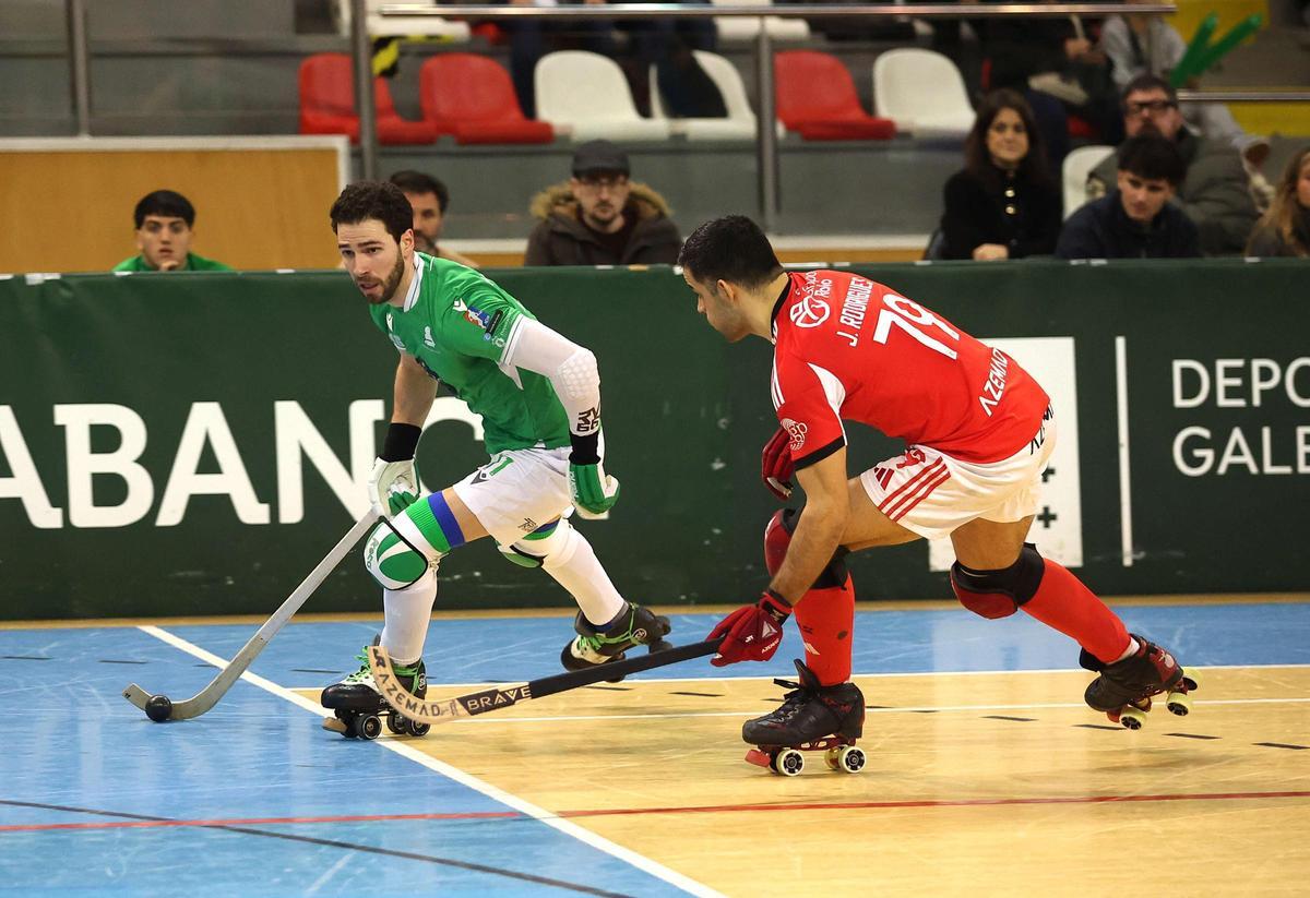 Nuno Paiva conduce la bola ante Joao Rodrigues en el partido frente al benfica en el Palacio de Riazor.