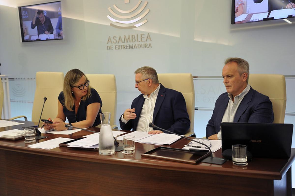 Mesa de la Comisión de Hacienda y Presupuestos de la Asamblea.