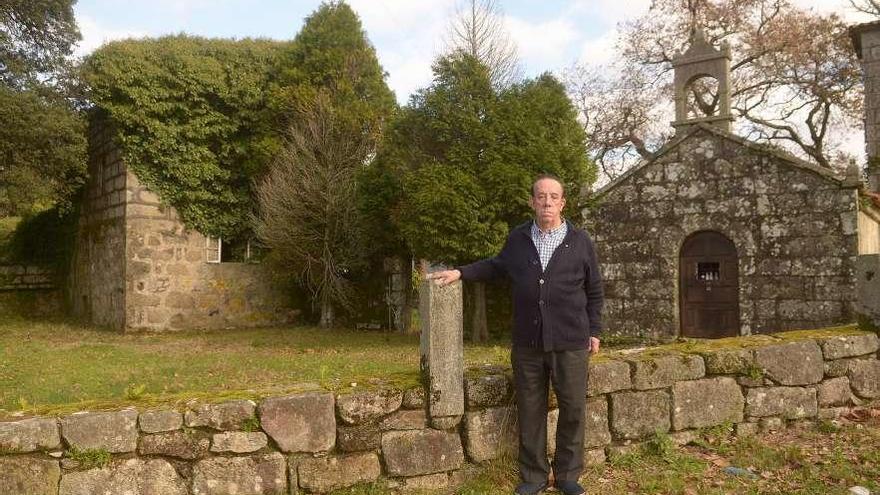 Antonio Martínez Lema, el año pasado ante la capilla de San Antoniño. // Noé Parga