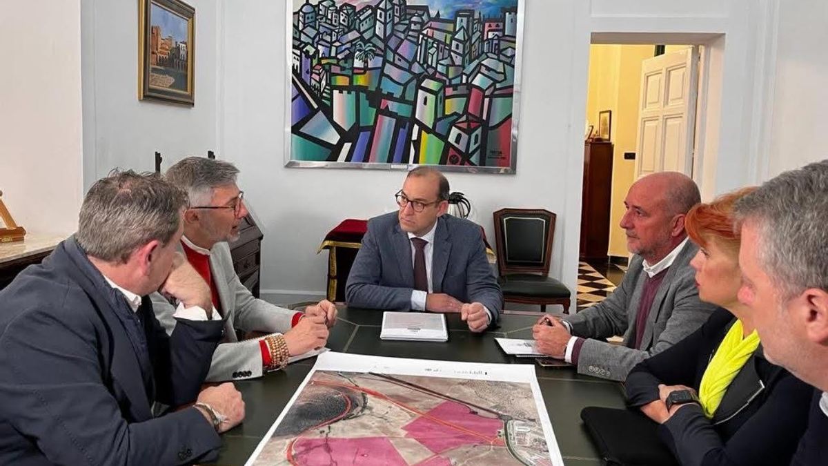 Reunión de Mateos con los promotores del complejo budista, cuando presentaron en el ayuntamiento la nueva ubicación en el Valle de Santa Lucía.