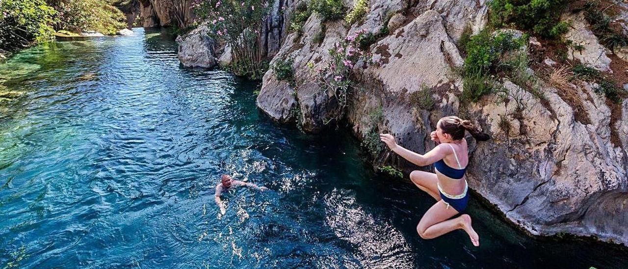 Bañistas en las Fonts de l&#039;Algar, el Racó de Sant Bonaventura y el Barranc de l&#039;Encantada.