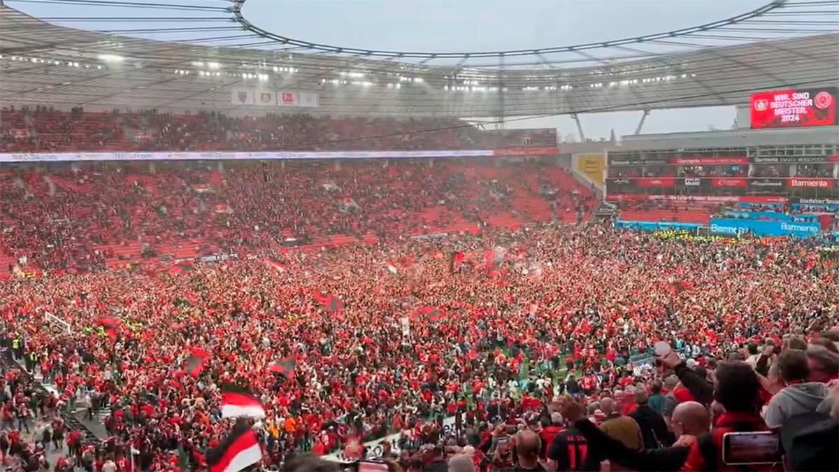 ¡No se ve el césped! El Leverkusen es campeón y los aficionados invaden el campo