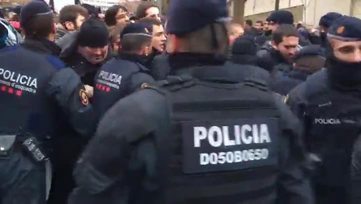 Els Mossos carreguen contra les persones concentrades davant el Museu de Lleida.