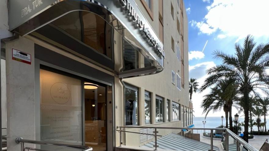 La Clínica Instituto Médico-Dental Can Ramón Dr. Tur está situada en el centro de Santa Eulària, muy cerca del paseo marítimo y con vistas al mar desde sus consultas. | D.I.